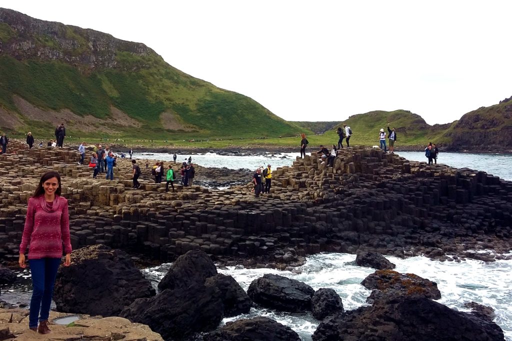 Próximo do mar, pilastras se espalham pela costa em diferentes tamanhos e cores