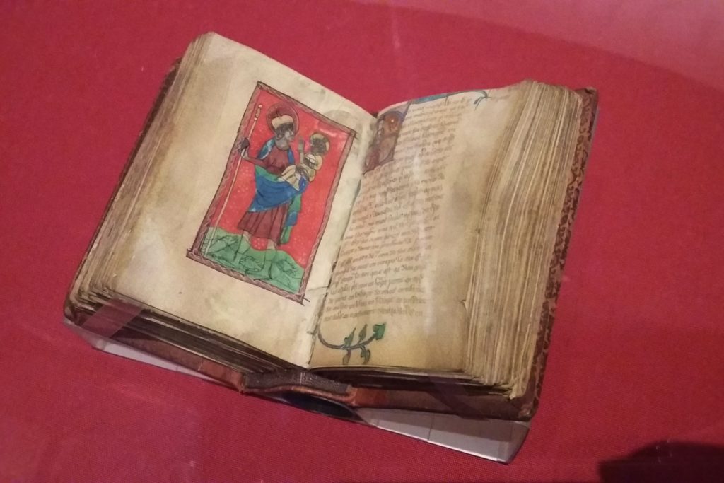 Book of kells etá com as páginas amareladas, porém, os desenhos e escritos estão preservados