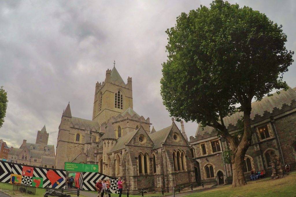 Church Catedral tem várias torres e fica num jardim gramado com uma grande árvore ao lado