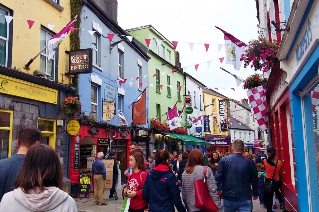 Ruas de Galway são enfeitadas com bandeirinhas vermelhas e as casas são coloridas