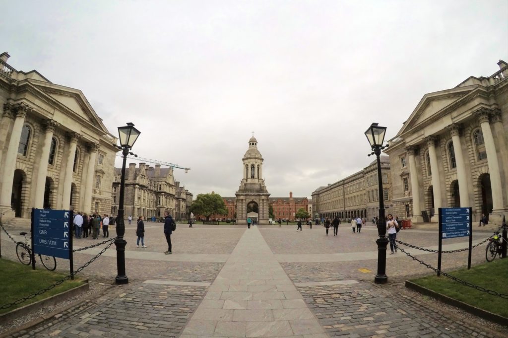 Cada lado da Trinity College tem um prédio igual, com um lustre e, ao centro do pátio, fica o campanário