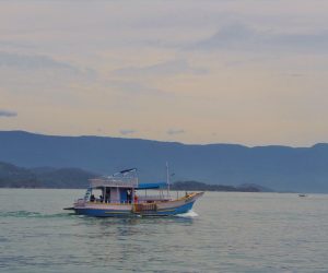 Barcos fazem passeios privativos ou coletivos em Paraty @meudestinoelogoali