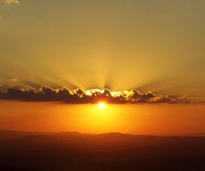 Cores do céu embalam espetáculo do pôr do sol a 1,4 mil metros de altitude @meudestinoelogoali
