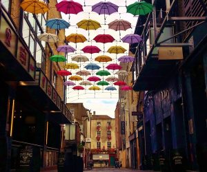 Tempo chuvoso inspirou decoração de beco de Dublin @meudestinoelogoali
